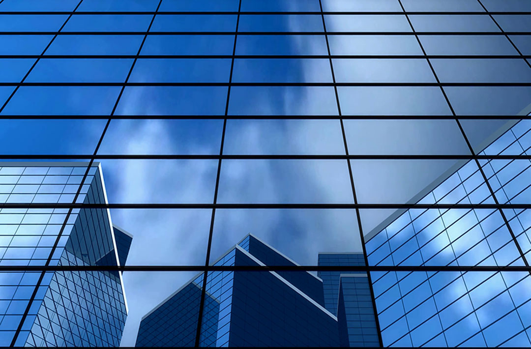 Photo graphique d'un immeuble de verre reflétant le ciel et d'autres immeubles de verre - référence